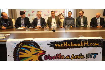 Emilio Orejas, diputado de Deportes, junto a los representantes de los ayuntamientos de León, Cuadros y Astorga y los organizadores. RAMIRO