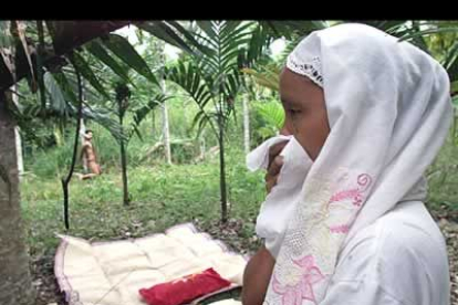 Una mujer llora la pérdida de su marido en Aceh (Indonesia)