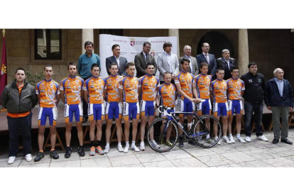 Parte de los integrantes ciclistas del Diputación junto a representantes de la institución provincial en la presentación de la escuadra.