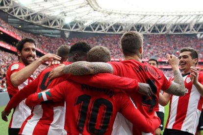 Los futbolistas del Athletic celebran uno de los tres goles ante el Rayo Vallecano. LUIS TEJIDO