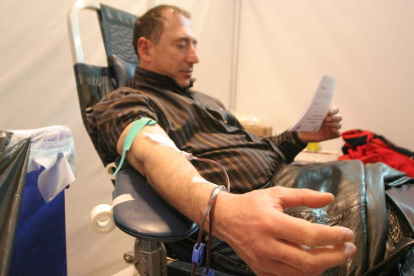 Un hombre dona su sangre en una de las campañas organizadas por la Hermandad. ANA F. BARREDO
