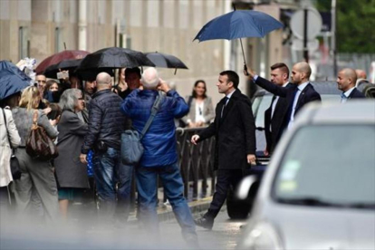 Macron camina por las calles de París, el jueves.