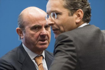 El ministro de Economía, Luis de Guindos, y el presidente del Eurogrupo, Jeroen Dijsselbloem.