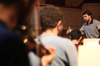 Jesús Naveira dirigiendo ayer uno de los ensayos de la Orquesta Sinfónica del Bierzo. ANA F. BARREDO