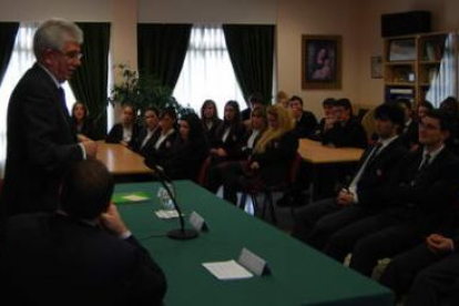 Ángel Hermida, en el transcurso de la charla en el Colegio Peñacorada.