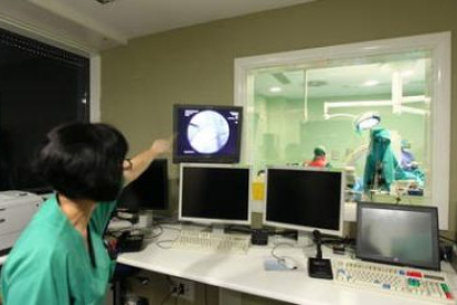 La pantalla retransmite el implante de un marcapasos en el quirófano de la Unidad de Arritmias