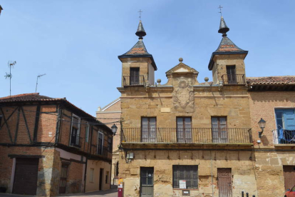 Fachada de la antigua casa consistorial de Valderas, con sus dos características torres. MEDINA
