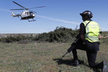 Un GRS de la Guardia Civil observa las maniobras del helicóptero con el que cuenta la unidad aérea en León. ARCHIVO