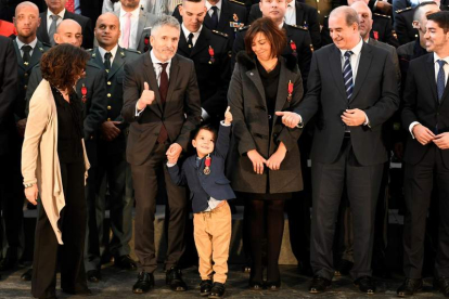 Luca, junto al ministro Grande-Marlaska y al resto de galardonados por Protección Civil. VÍCTOR LERENA