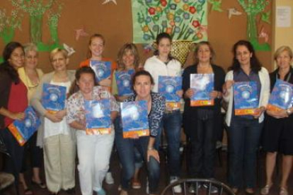 Las participantes de este taller posan en la Casa de Cultura de Navatejera con sus diplomas.