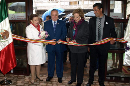 Inauguración de la Fundacion Nemensio Díez, que se realizó en Portilla de la Reina con su hijo Valentín Díez. CAMPOS