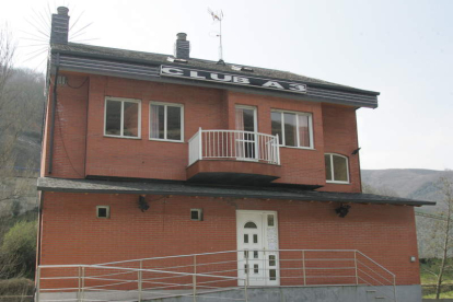 El club de alterne A-3, en Trabadelo, estuvo precintado por la Policía en el año 2007.