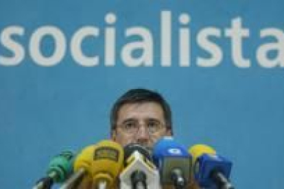 El candidato socialista, Francisco Fernández, ayer durante la rueda de prensa