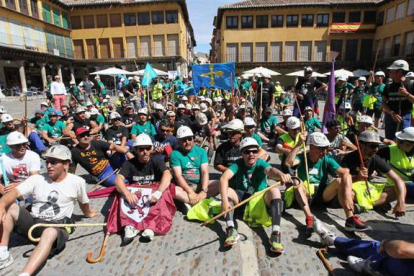 Los mineros se sentaron en la plaza Mayor de Tordesillas y prometieron «guerra, guerra» a Soria si no arregla lo del carbón. Foto: Norberto.