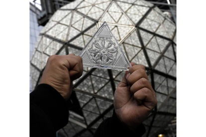 Detalle de uno de los 2.668 triángulos de cristal de la bola de Times Square.  PETER FOLEY