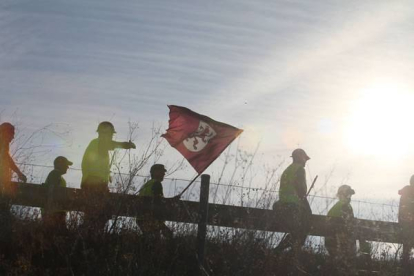 La marcha, con los mineros enarbolando la bandera de León. Foto: Norberto.