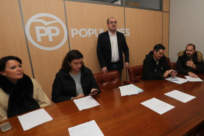 Marco Morala, ayer, rodeado de varios concejales del Grupo Popular. ANA F. BARREDO