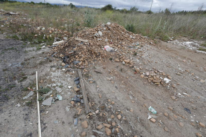 Imagen tomada ayer en una de las zonas donde una máquina retiró basura. L. DE LA MATA