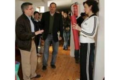 Francisco Fernández ayer, en un momento de su visita electoral al barrio de Armunia