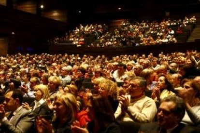 El público que llenaba el Auditorio aplaudió con entusiasmo a Amancio Prada y Juan Carlos Mestre
