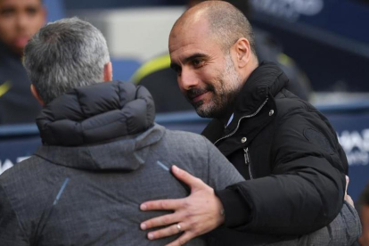 Guardiola y Mourinho se saludan antes del City-United en el Etihad de Manchester.