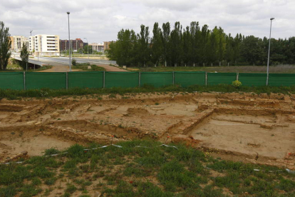 Imagen de los restos romanos con el vial que uniría La Lastra y Puente Castro al fondo.