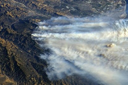 Imagen tomada por la NASA desde la Estación Espacial Internacional de los incendios en California.