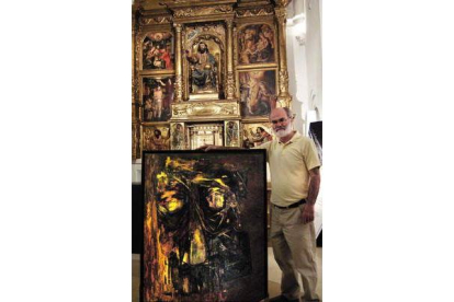 El artista, en Palat junto a uno de los cuadros de su serie.