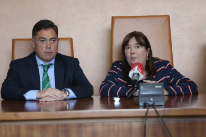 Barazón presentó a Durán las directrices de la institución provincial en protección civil.