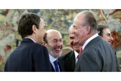 Zapatero, Rubalcaba y Chaves conversan con el Rey tras el acto de promesa de los nuevos cargos