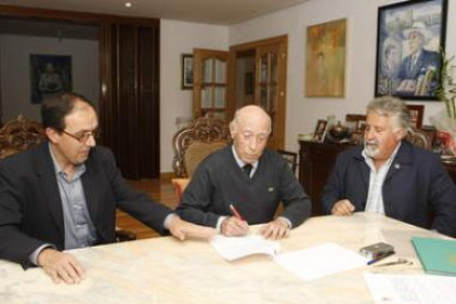 José Luis Chamosa, Conrado Blanco y Laureano Rubio firman el acta de constitución.