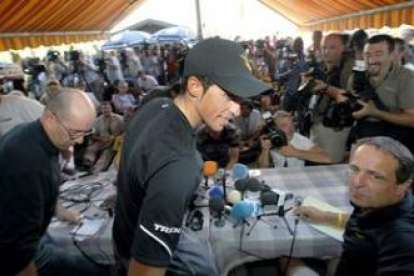 Contador durante la rueda de prensa que ha ofrecido en la sesión de descanso .