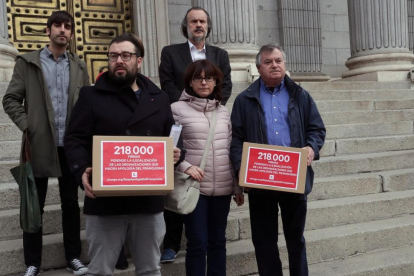 La Asociación para la Recuperación de la Memoria Histórica  entrega en el Congreso 218 600 firmas que reclaman la ilegalizacion de la Fundación Nacional Francisco Franco.
