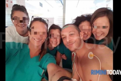 Este es el selfie de Rossi con fans suyos en el hospital de Rimini, publicado por 'Rimini Today'.
