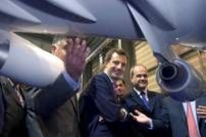 Juan Costa y Manuel Chaves observan la maqueta del nuevo avión