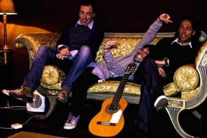 Manolo, Raúl y Óscar en el estudio de grabación.
