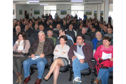 Cooperativistas, en la junta celebrada ayer.