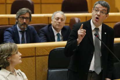 Álvaro Nadal, responde a una pregunta del senador leonés Graciliano Palomo en la sesión de control al Gobierno