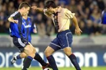 El argentino Riquelme, autor del gol, pugna por un balón con Timmy Simons