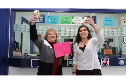 Carmela Lozano y Sandra Moure celebrando la venta del segundo premio en su administración. - LUIS DE LA MATA