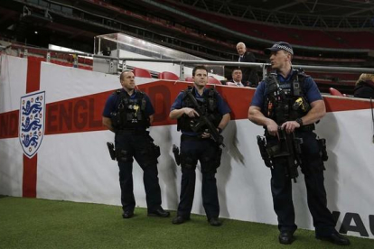 Policías británicos vigilan el interior del estadio londinense de Wembley.