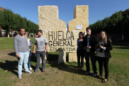 Los representantes de Juventudes Socialistas en el Campus de Vegazana.