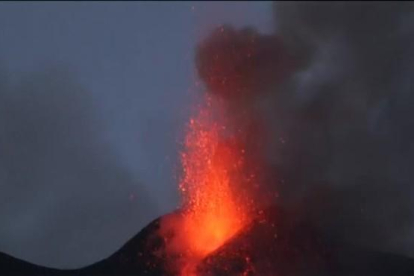 El volcán más alto de Europa, el Etna, entra en erupción.