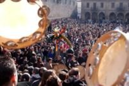 Miles de manifestantes se concentraron ayer en la plaza de la Quintana de Santiago de Compostela