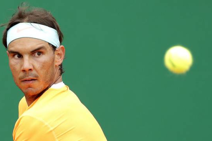 Rafael Nadal se prepara para devolver una bola a Lucas Pouille, en su debut en Montecarlo.