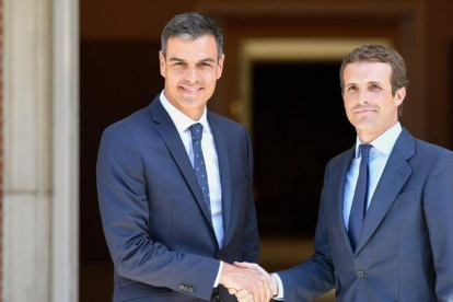 Pedro Sánchez recibe a Pablo Casado a las puertas de la Moncloa, el pasado 2 de agosto.