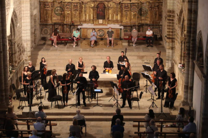 Un concierto de la Oscyl en la Iglesia de San Francisco de Villafranca del Bierzo. LUIS DE LA MATA