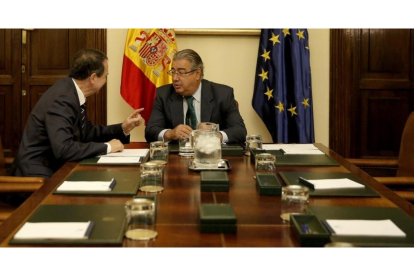 El ministro del Interior, Juan Ignacio Zoido, y el presidente de la FEMP, Abel Caballero se reúnen en la sede del Ministerio en Madrid.