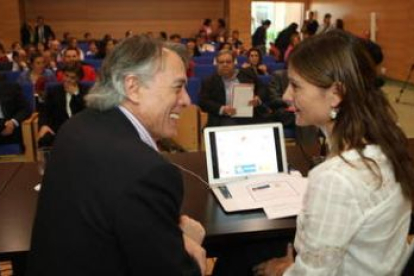 Francisco Álvarez y Nuria Mendoza conversan antes de presentar el «Camino de los satélites&raq