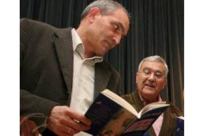 Álvarez Trincado -izquierda- el viernes en la presentación de un libro